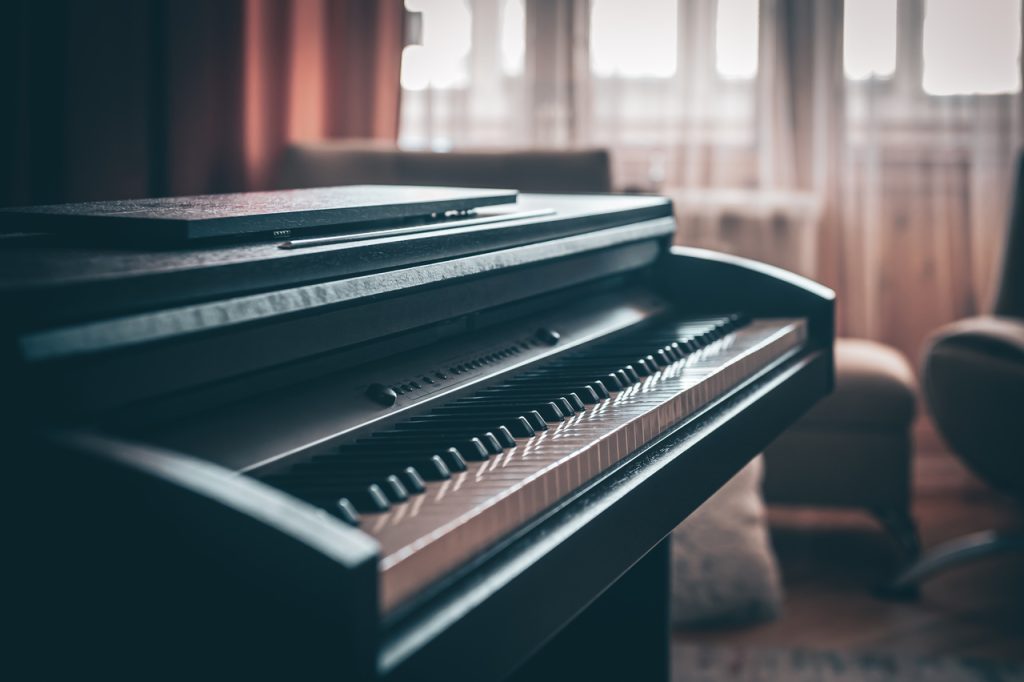 electronic-piano-interior-room-blurred-background_Easy-Resize.com